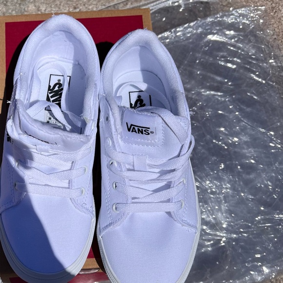 ⬇️VANS NWT Kids Canvas Sneakers Size US MISSY 2.0 White W/Black Seldan Platform - Picture 8 of 8